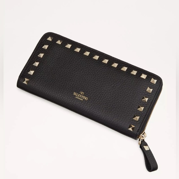 Valentino GaravaniRockstud Leather Continental Wallet